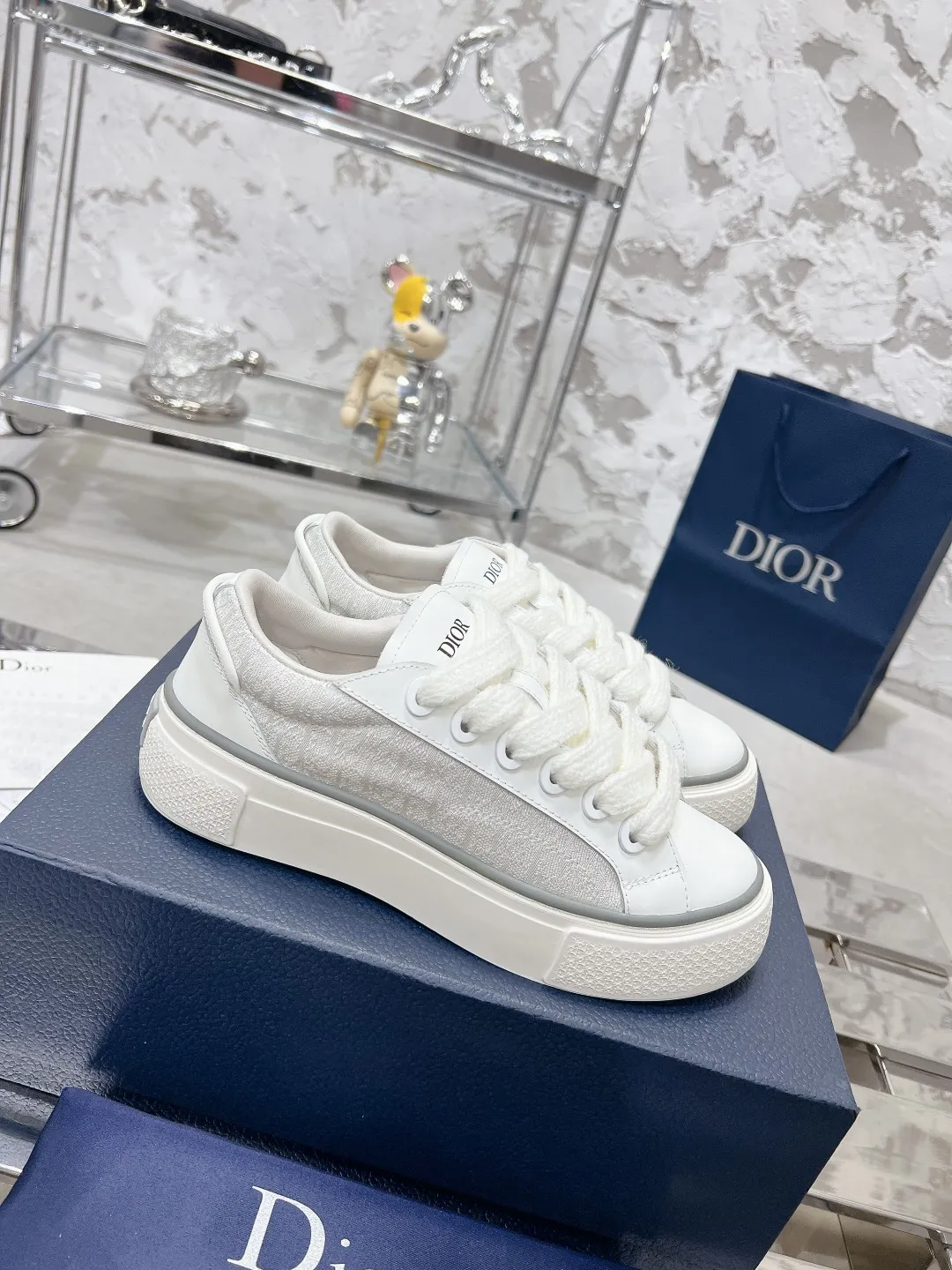👟👟Ex-factory price 560👟👟 Women's shoe factory top version Dior B33 series! Casual sneakers for couples 👟 Purchased from the original, developed and made. Carefully crafted from Dior gray cow leather, decorated with tone-on-tone CD Diamond pattern canvas panels on the sides. The shoelace eyelets in the shape of CD Icon are clever and exquisite, and the two-color sole, tongue and heel are all decorated with special details, making it even more refined. It is a very casual and versatile shoe. 🔘Fabric: Original customized calfskin + Oblique floral fabric 🔘Inner: Customized breathable lining 🔘Outsole: Original molded T👟👟Ex-factory price U combination outsole 🔘Sole thickness: 3CM 🔘Number of sizes: Women’s size: 35-41 Men’s size: 38-46 (Female 41, Men’s 38, 46 customized are not returnable)